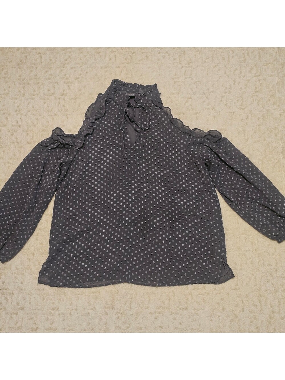 SOHO New York & Company Grey Cold Shoulder Polka-Dot Ruffle Blouse L
